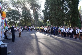 Il 1° settembre alla Scuola Media presso l’Ambasciata della Federazione Russa nella Repubblica Italiana si è svolta una cerimonia solenne per l’apertura dell’anno scolastico