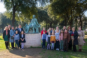 I diplomatici dell'Ambasciata russa in Italia e gli studenti delle scuole russe a Roma hanno reso omaggio al grande poeta russo A.S.Pushkin